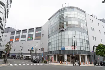 阪急伊丹リータとアップル歯科伊丹駅前が見える外観写真