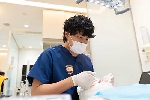 歯科医師白川の治療シーン