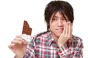 チョコを食べる男性